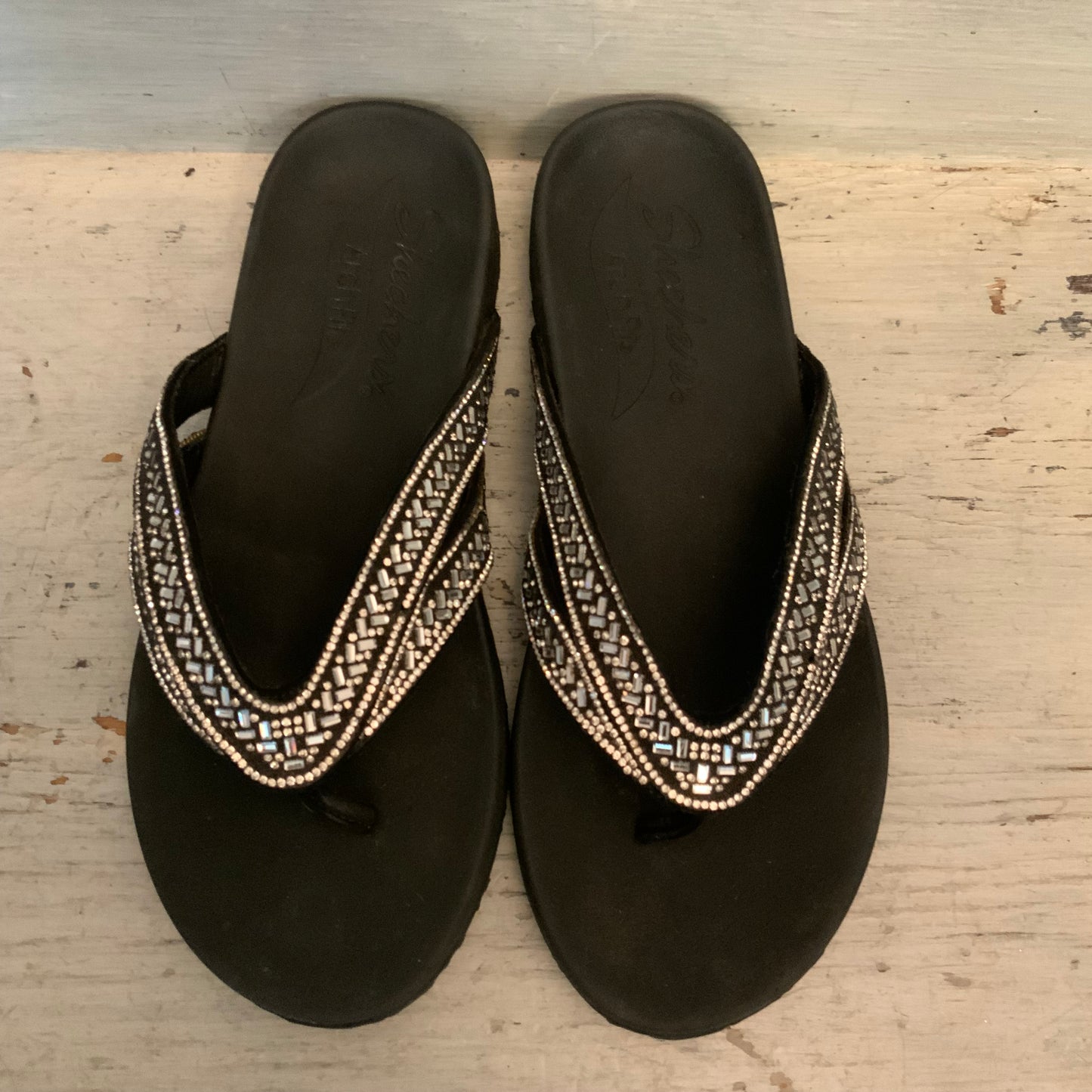 Sketchers Arch Fit Glitzy Beaded Black Flip Flop Thong Sandals Size 8.5 Good Condition