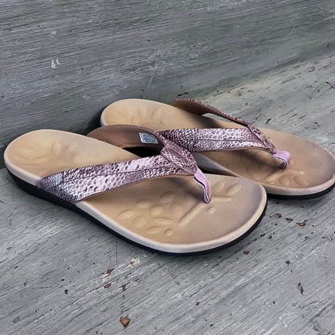 Megnya Pink Silver Metallic Faux Snakeskin Flip Flop Thong Sandals Size 8.5 Good Condition