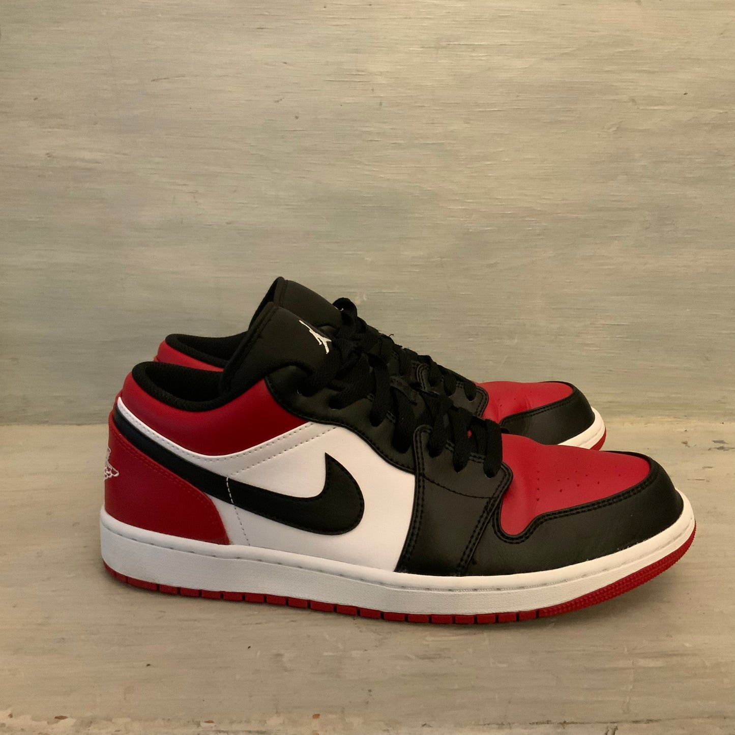 Nike Air Jordan1 Low Red Black White Leather Athletic Shoes Size 11 Like New