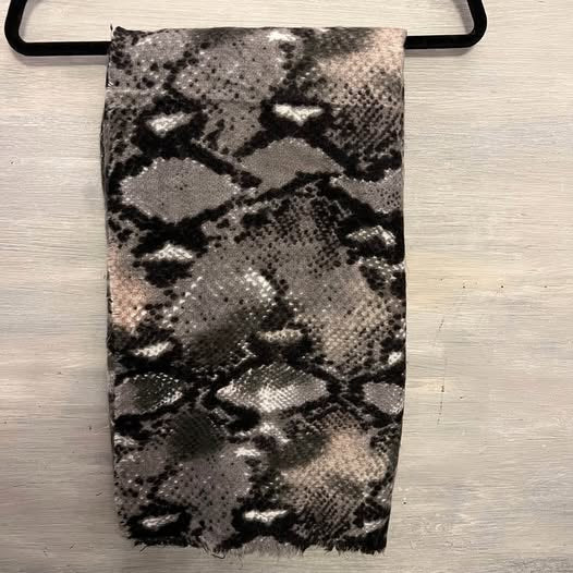 shiraleah Chicago Black Grey Snake Skin Print Wrap Scarf Like New