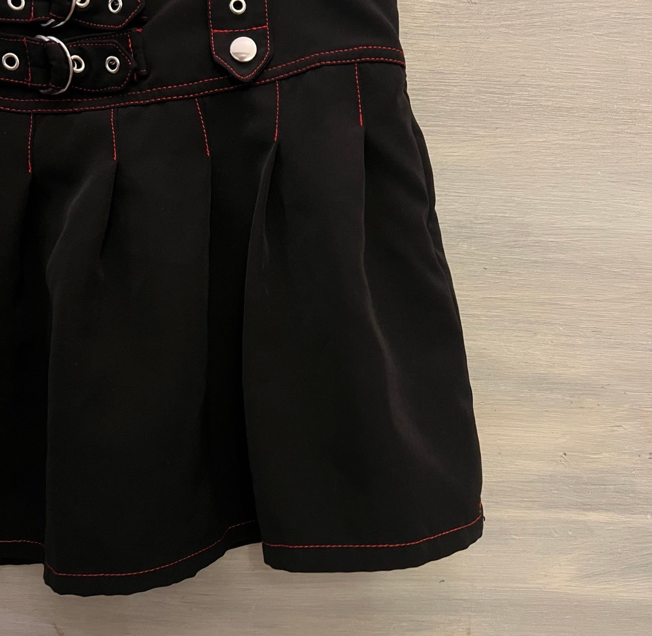 Forever 21 Black Pleated Mini Skirt w/ Silver Tone Faux Buckles Size Large Good Condition