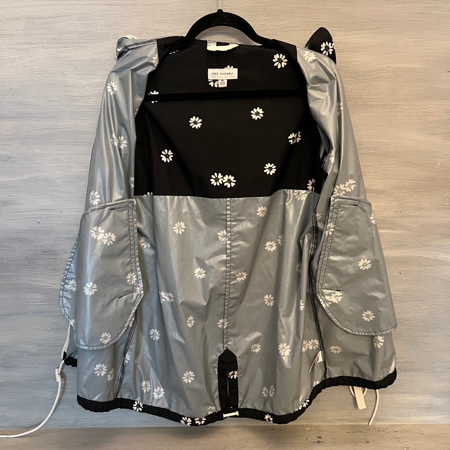 Free Assembly Black w/ White Daisies Hooded Windbreaker Rain Jacket Size XS Good Condition