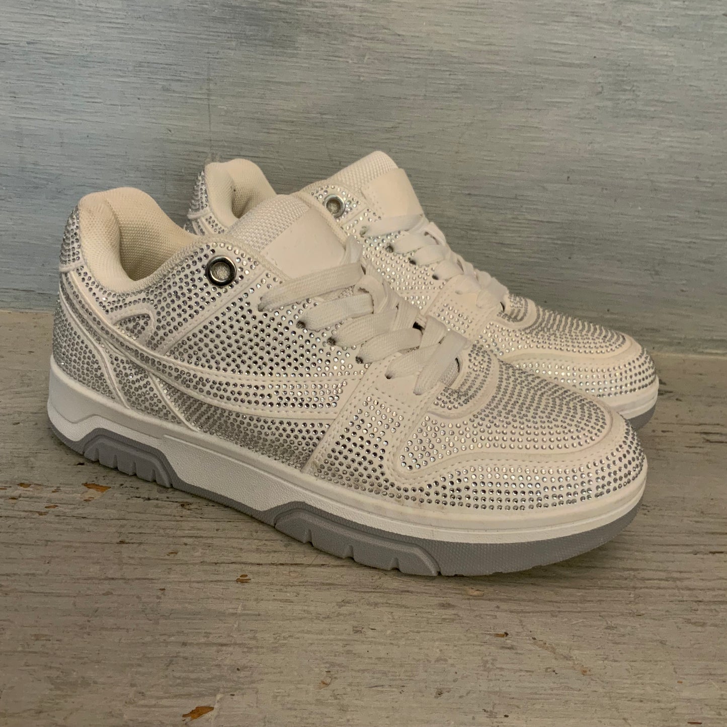 Yoki White Silver Tone Rhinestone Bedazzled Low Top Fashion Sneakers Size 8 Good Condition