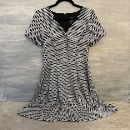 Adrianna Papell Dress Fit Flare Short Cuffed Sleeve Sweetheart Neck Black White Size 8 Like New