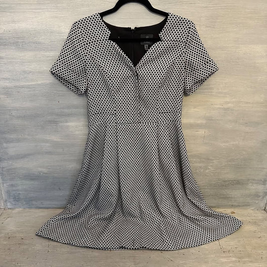 Adrianna Papell Dress Fit Flare Short Cuffed Sleeve Sweetheart Neck Black White Size 8 Like New