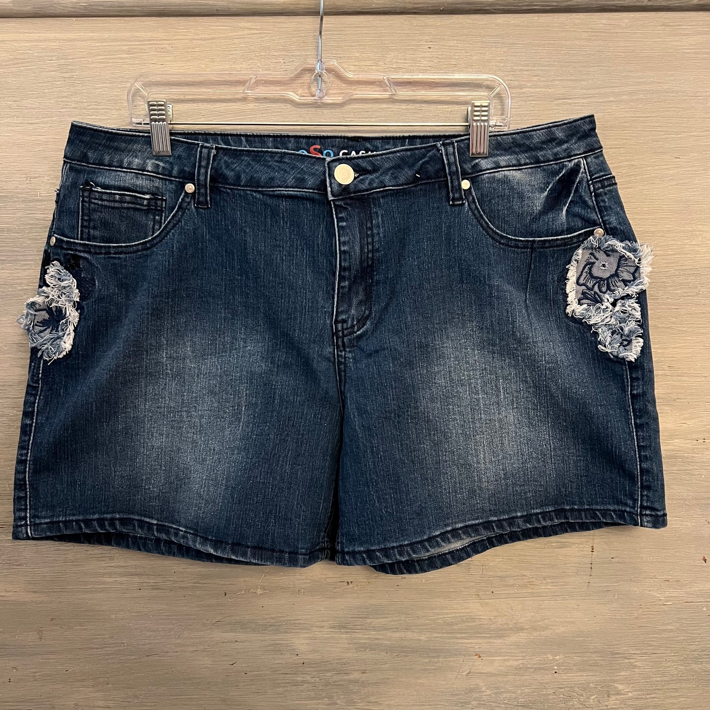 Oso Casuals Distressed Flower Appliqué Denim Blue Jean Shorts Size 18W Good Condition