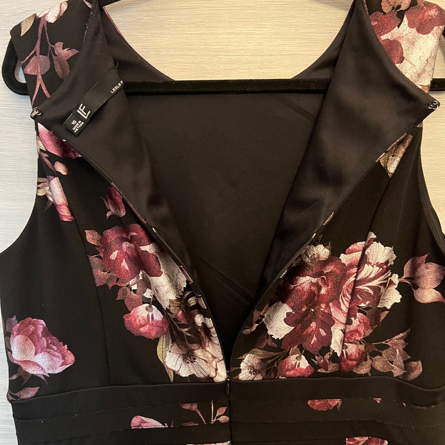 Leslie Fay Black Shimmery Floral Print Sleeveless Fit and Flare Dress Size 16 Good Condition