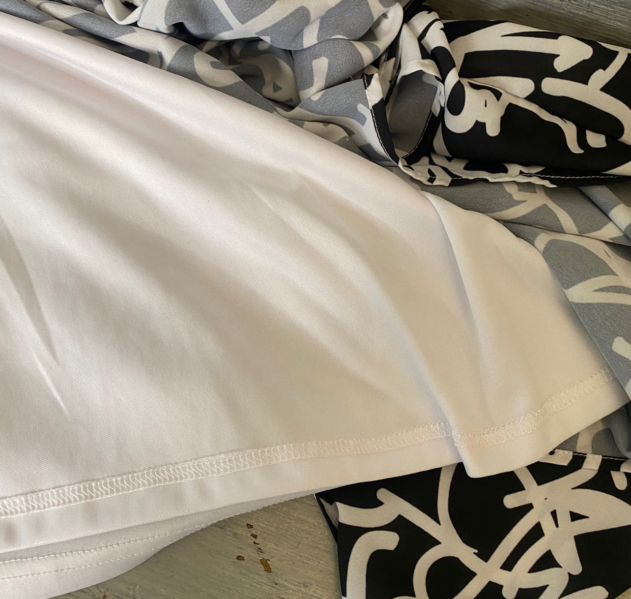 New York & Company Graffiti Print Black White Handkerchief Hem Skirt Size Large Like New