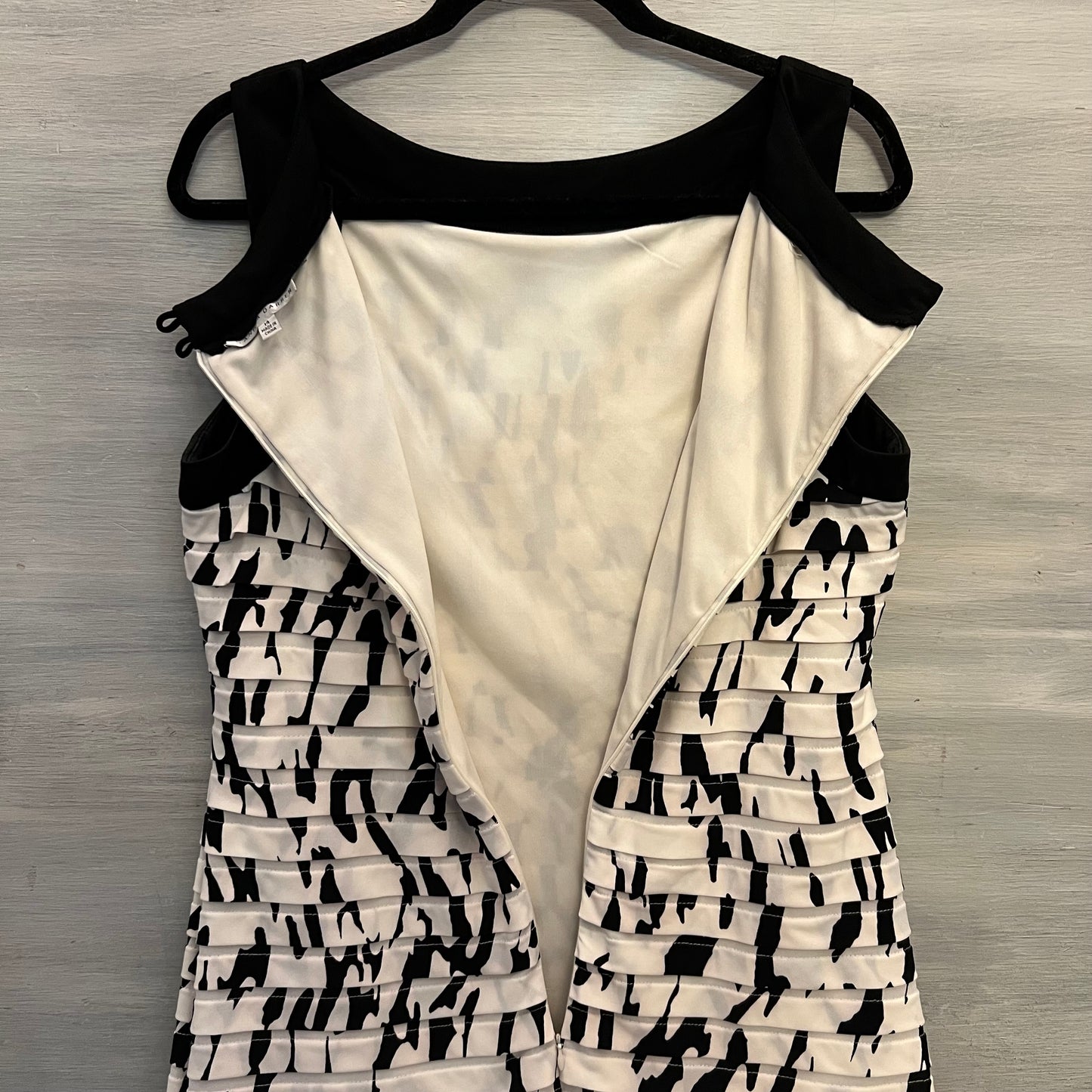 Sandra Darren Abstract Sleeveless Tiered Textured Knee Length Dress Size 14 Good Condition