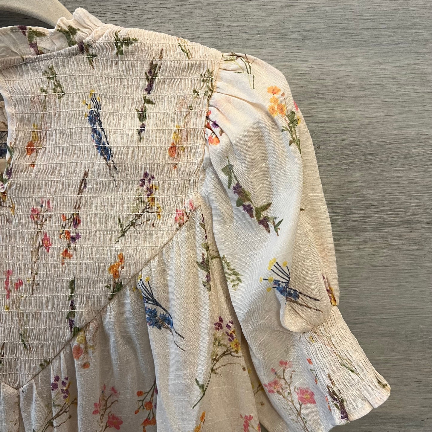 Rose & Olive Flowy Floral Print Ruffle Collar Blouse Size Small Like New