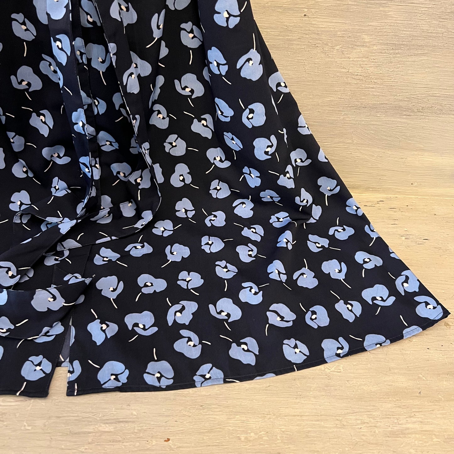 Draper James Blue Floral Print Tie Waist Button Down Knee Length Shirt Dress Size 8 Good Condition