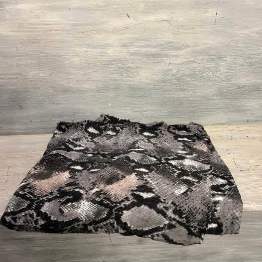 shiraleah Chicago Black Grey Snake Skin Print Wrap Scarf Like New