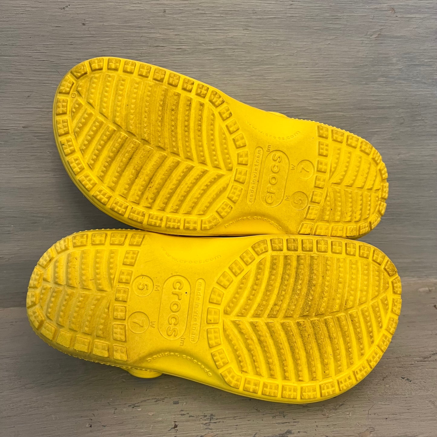 Crocs Adult Yellow Classic Slip On Clog Sandals W5/M7 Like New