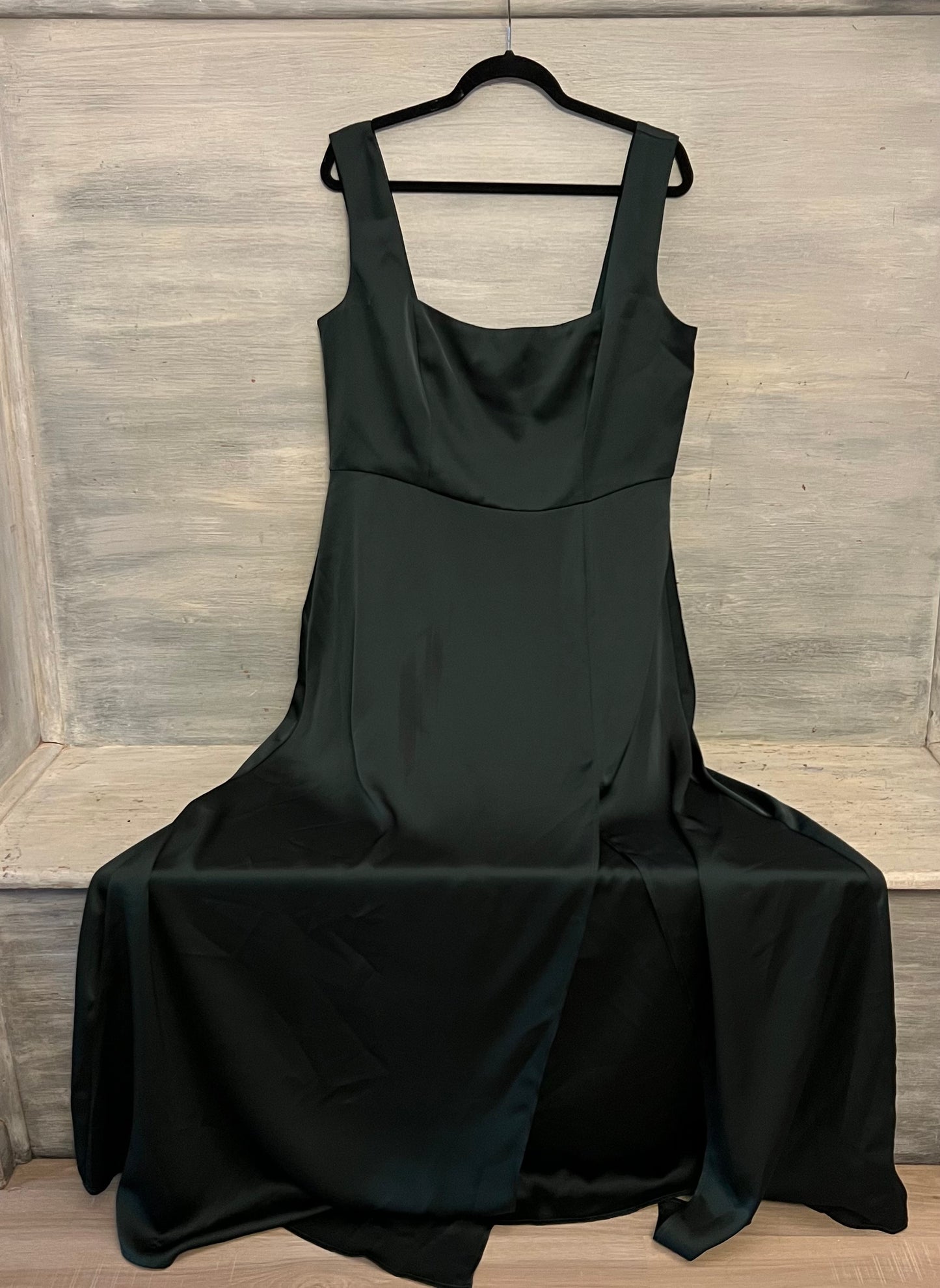 VOW’D Bridesmaids Dark Forest Green Satin Sleeveless Bridesmaid Dress Size 16 Good Condition