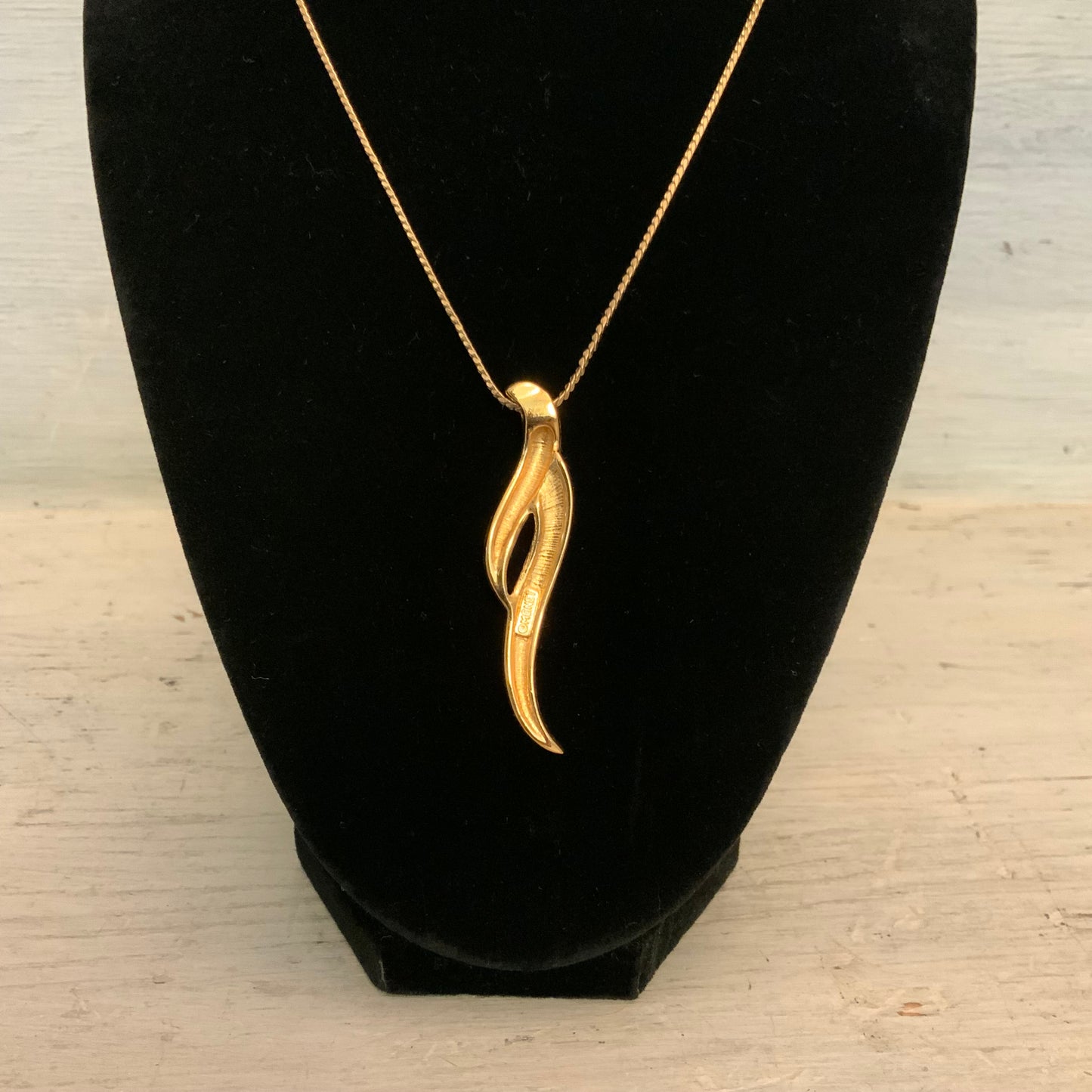 Vintage 80's Monet Gold Tone/Ivory Enamel Modernist Wave Pendant Necklace 16" Good Condition