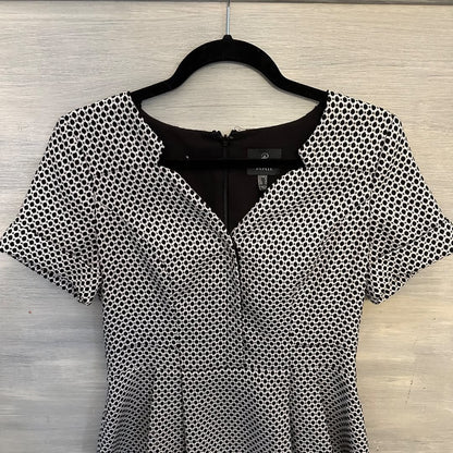 Adrianna Papell Dress Fit Flare Short Cuffed Sleeve Sweetheart Neck Black White Size 8 Like New
