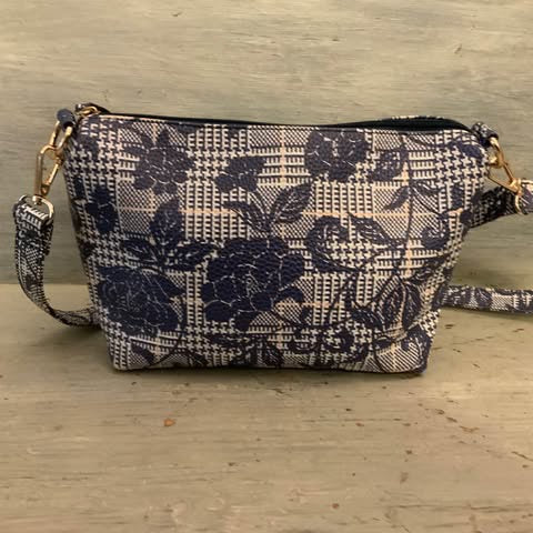 IM❤️ Navy Pink Floral Print Shoulder Crossbody Bag Purse Like New