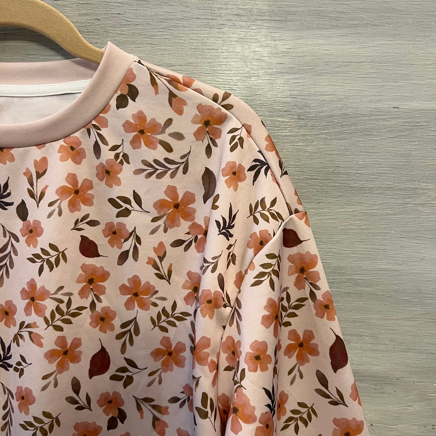 Emery Rose Peach Floral Leaf Print Crew Neck Pullover Sweatshirt Medium Good Condition