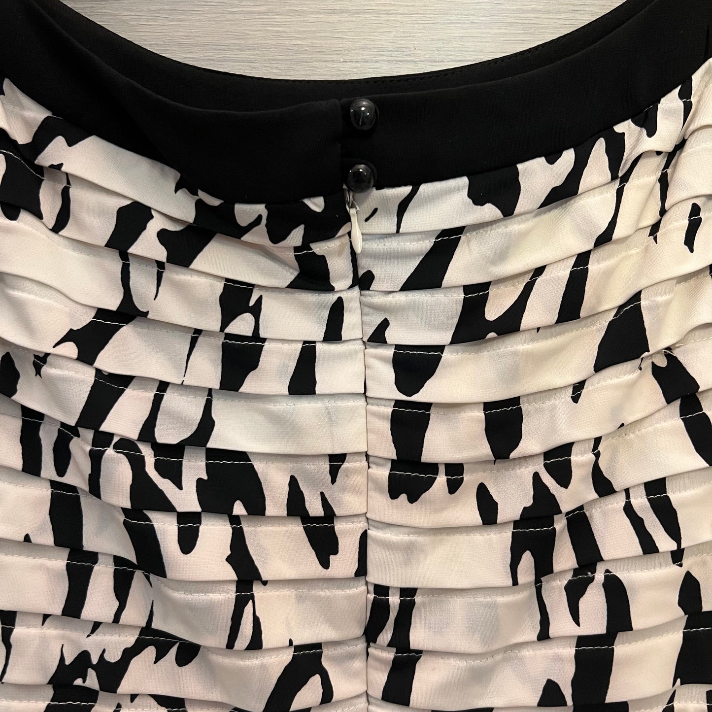 Sandra Darren Abstract Sleeveless Tiered Textured Knee Length Dress Size 14 Good Condition