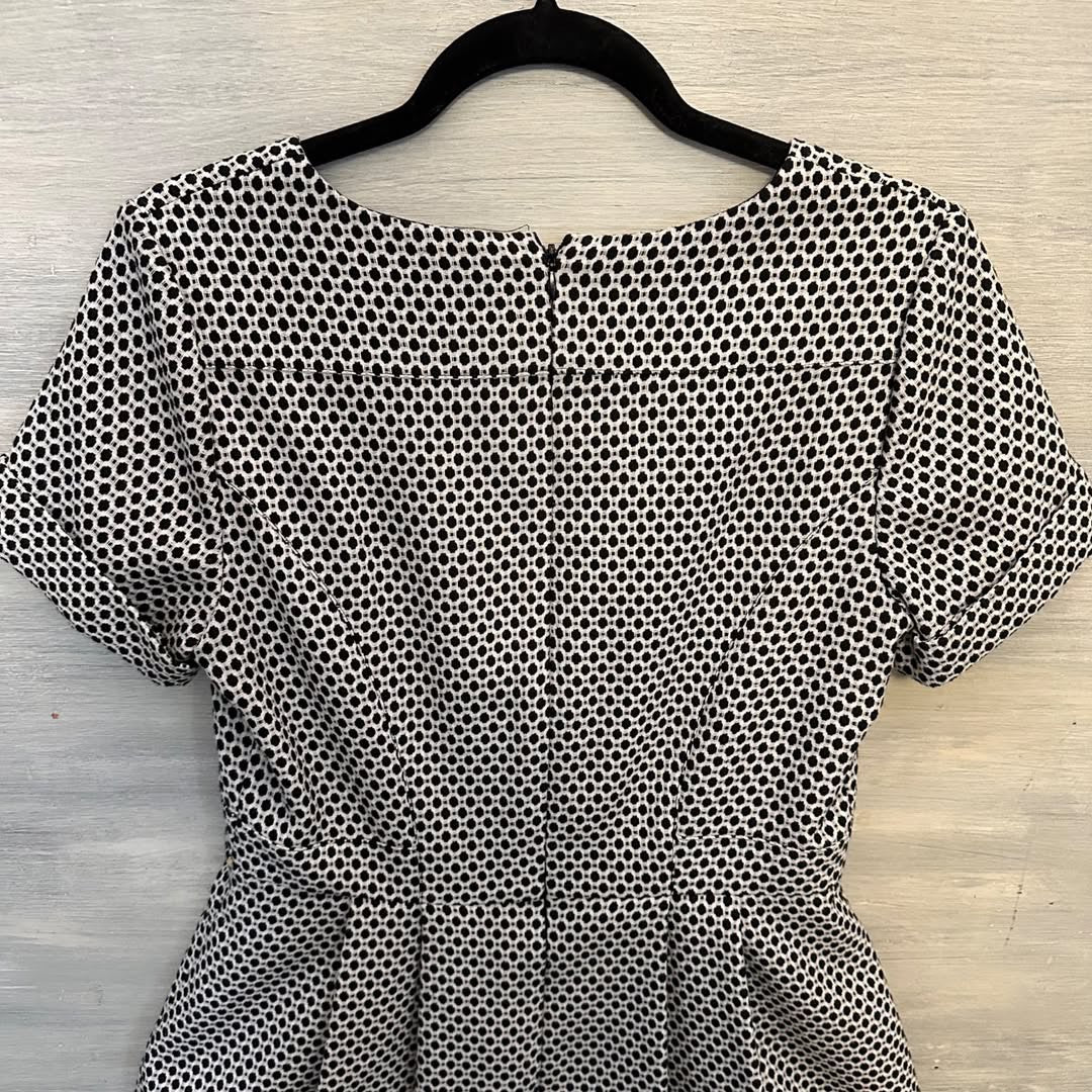 Adrianna Papell Dress Fit Flare Short Cuffed Sleeve Sweetheart Neck Black White Size 8 Like New