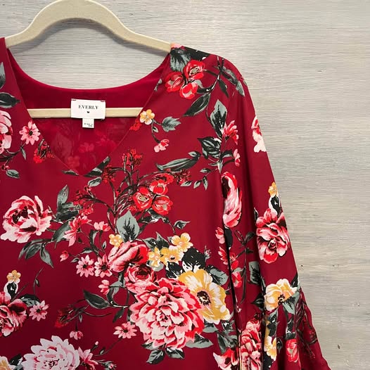 Everly Red Floral Print 3/4 Exaggerated Bell Sleeve Tunic Dress Medium Like New