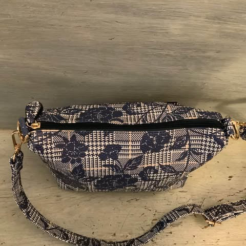 IM❤️ Navy Pink Floral Print Shoulder Crossbody Bag Purse Like New