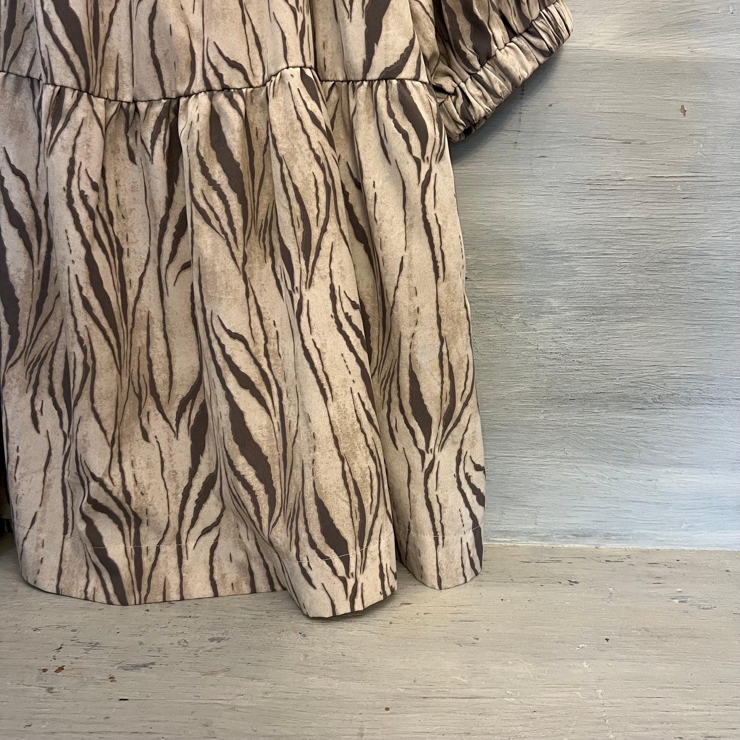 Mustard Seed Beige Tan Zebra Print Puff Sleeve Baby Doll Mini Dress Size Small Like New