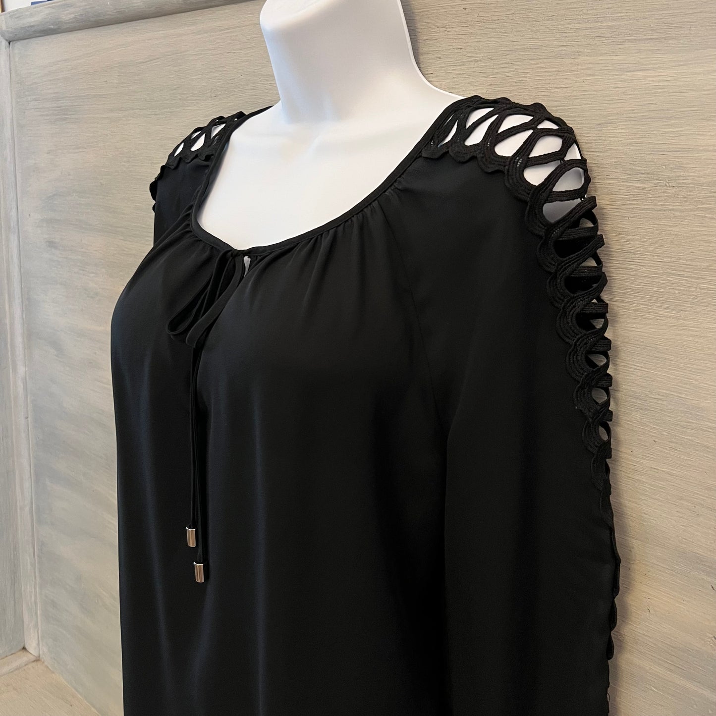 Zac & Rachel Black Keyhole Tie Front CrissCross Open 3/4 Sleeve Blouse Size Medium Good Condition