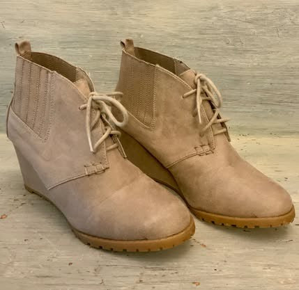 Rampage Faux Suede Leather Wedge Ankle Booties Size 8 Tan Lace Up Good Condition