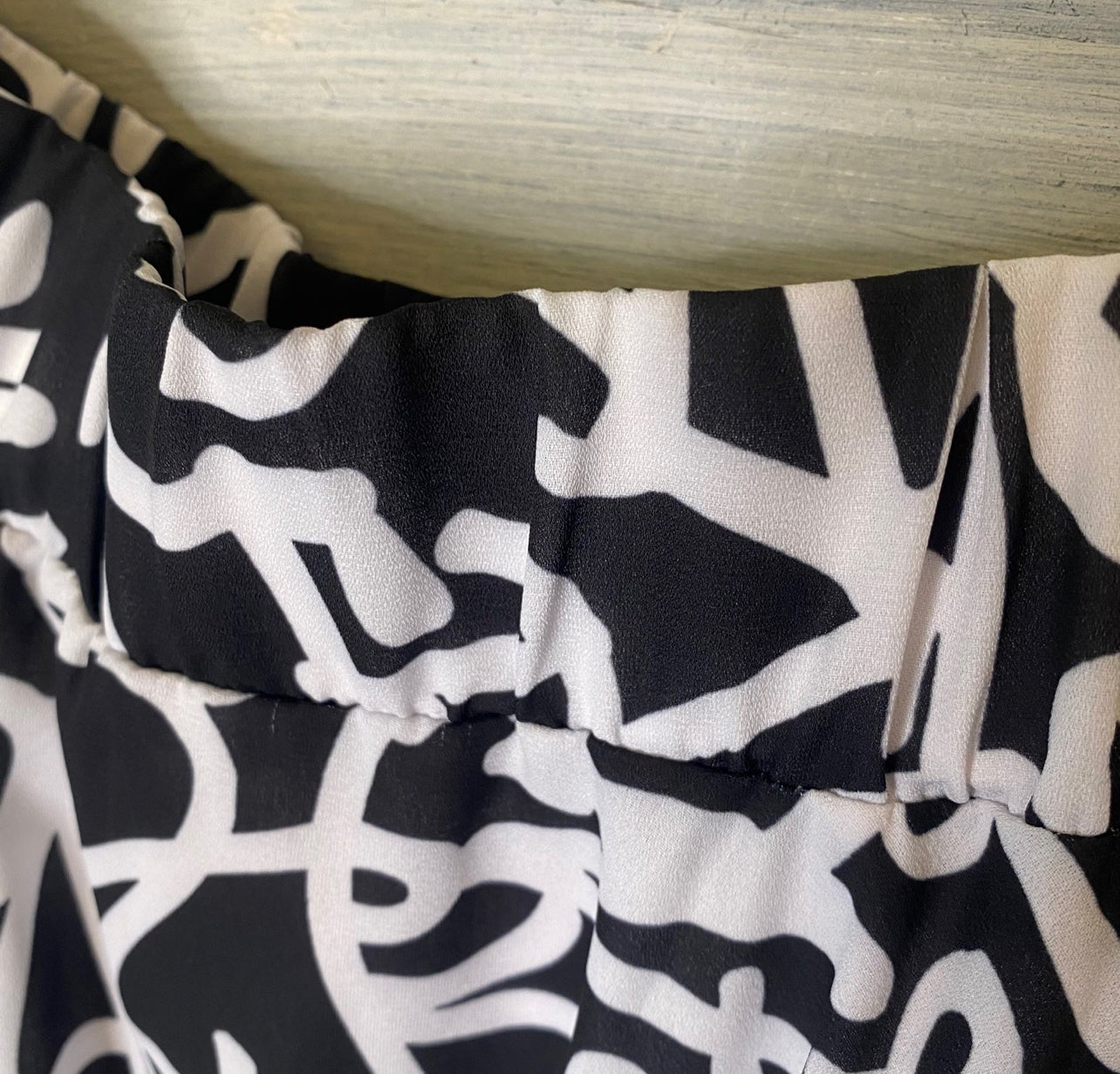 New York & Company Graffiti Print Black White Handkerchief Hem Skirt Size Large Like New