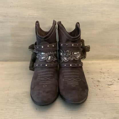 Not Rated Fancy Grey Faux Leather Western Style Ankle Boot Size 9 Good Condition