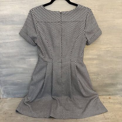 Adrianna Papell Dress Fit Flare Short Cuffed Sleeve Sweetheart Neck Black White Size 8 Like New