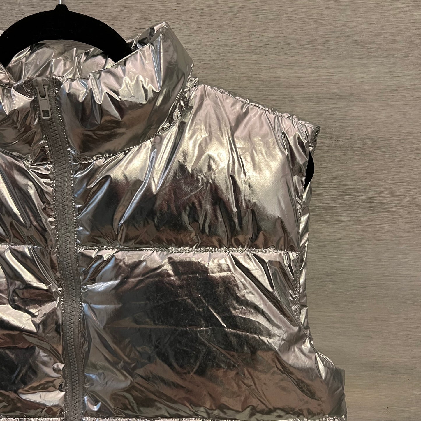 Forever 21 Metallic Silver Cropped Puffer Vest Medium Like New