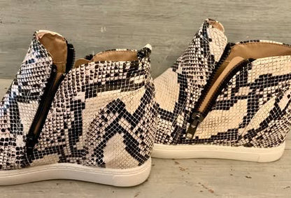 Outwoods Faux Snakeskin Fashion Mid Top Sneaker Black White Double Side Zip Size 10 Good Condition
