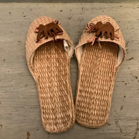 Slip On Woven Straw Slippers with Wooden Elephant S/M New