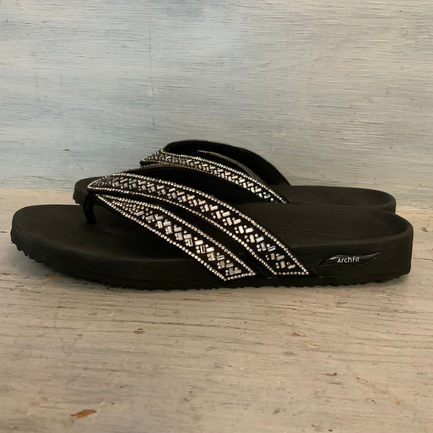 Sketchers Arch Fit Glitzy Beaded Black Flip Flop Thong Sandals Size 8.5 Good Condition