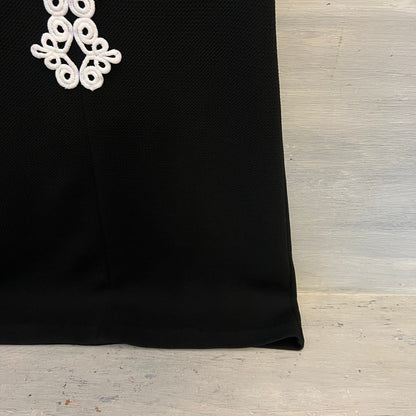 Vince Camuto Ornate Trim Band Vneck Sleeveless Little Black Shift Dress Size 6 Good Condition