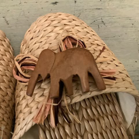 Slip On Woven Straw Slippers with Wooden Elephant S/M New