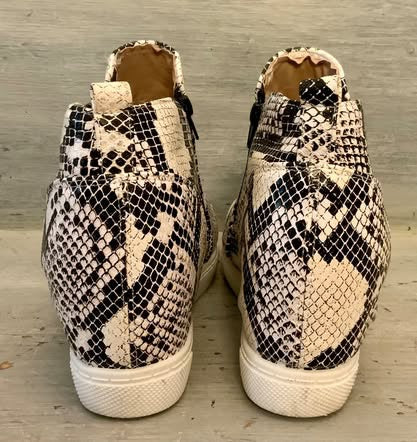 Outwoods Faux Snakeskin Fashion Mid Top Sneaker Black White Double Side Zip Size 10 Good Condition