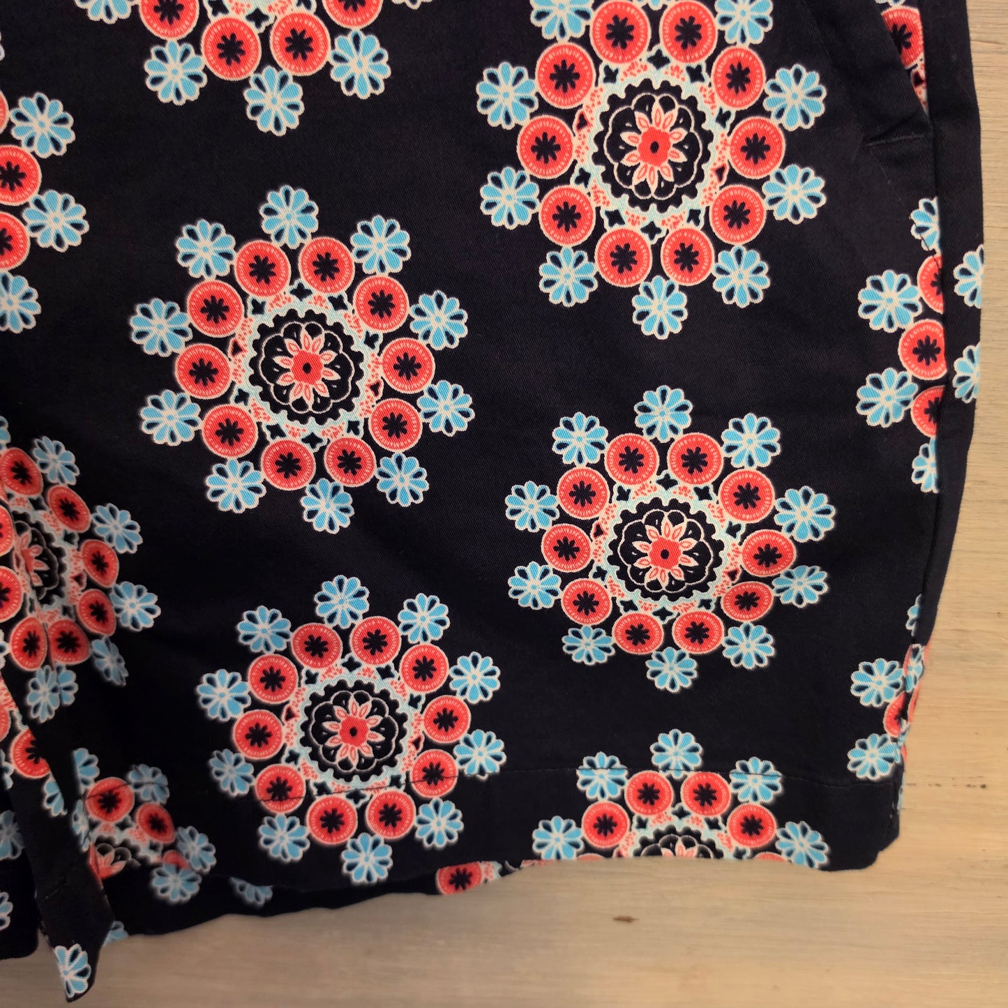 Crown & Ivy 98% Cotton Multicolor Geometric Floral Medallion Print Chino Shorts Size 6 Like New