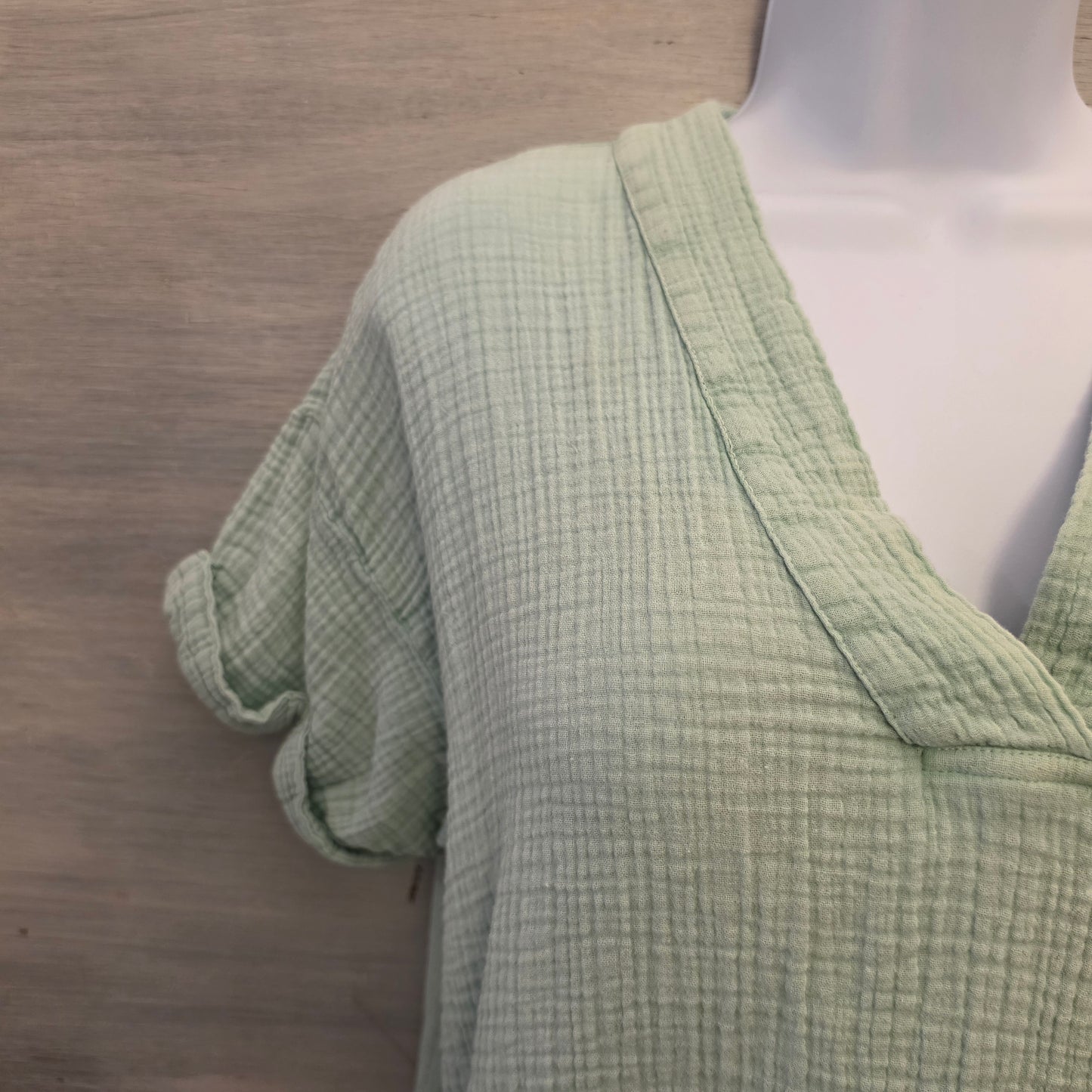 Wonderly 100% Cotton Sage Green Muslin Vneck High Low Blouse Size Medium Good Condition