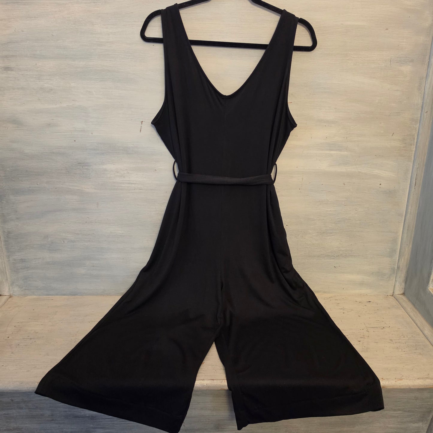 Sucolan Black Sleeveless Vneck Tie Waist Cropped Wide Leg Jumpsuit Size Large Good Condition