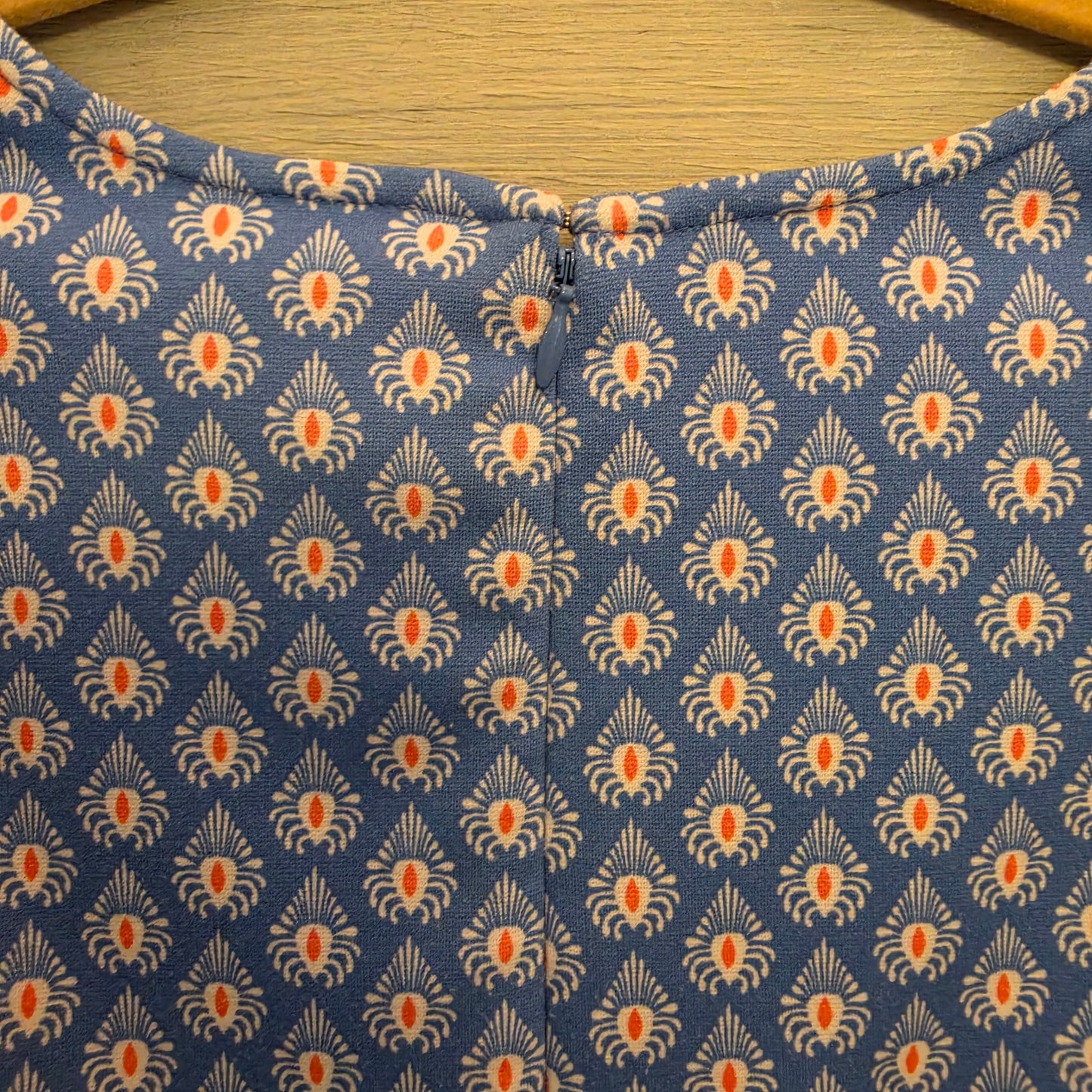 Talbots Floral Medallion Print Vneck Sleeveless Knee Length Dress Size Small Good Condition