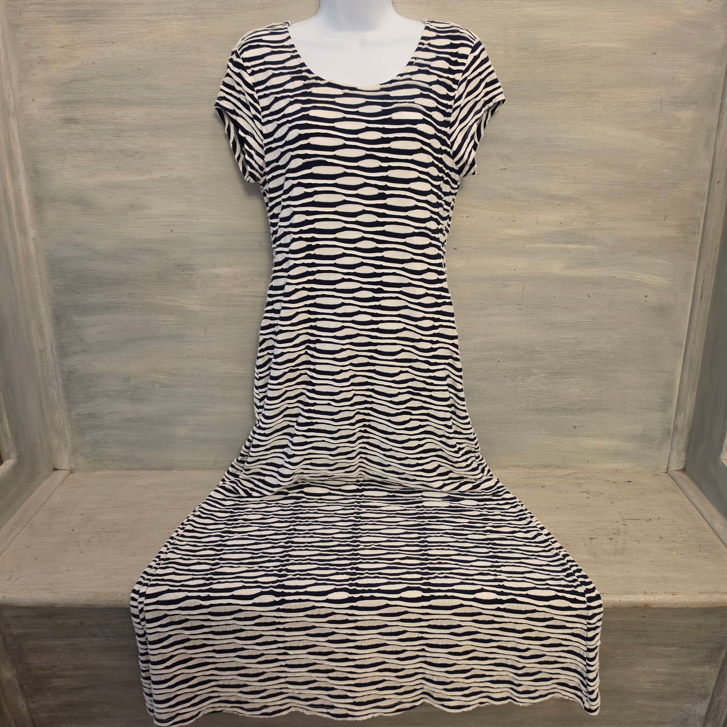 Davina Navy White Textured Waves Striped Scoop Neck Maxi Dress Size Large Good Condition