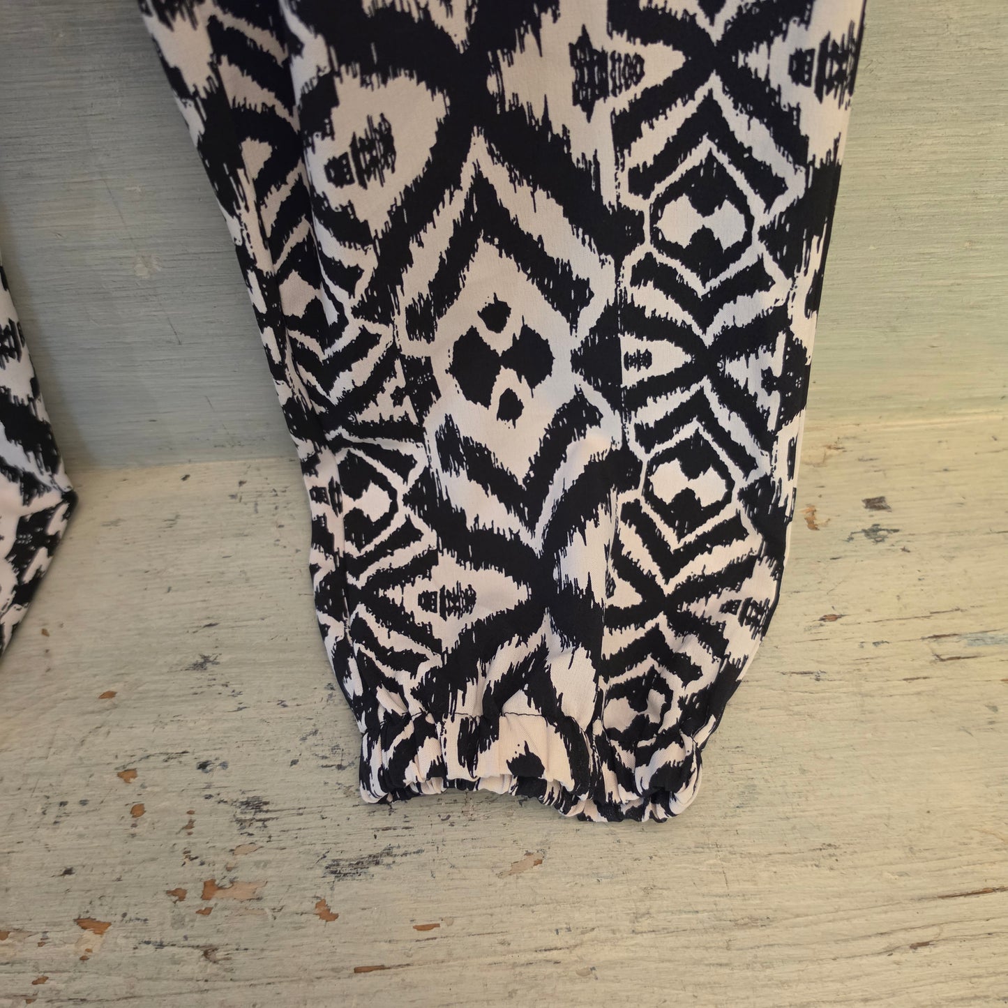 Spacey Girly Black/White Tribal Abstract Print Cropped Jogger Pants Size Large Good Condition