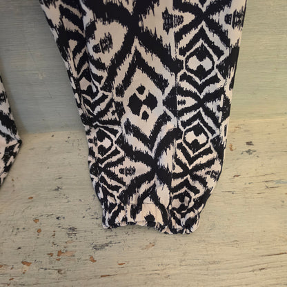 Spacey Girly Black/White Tribal Abstract Print Cropped Jogger Pants Size Large Good Condition