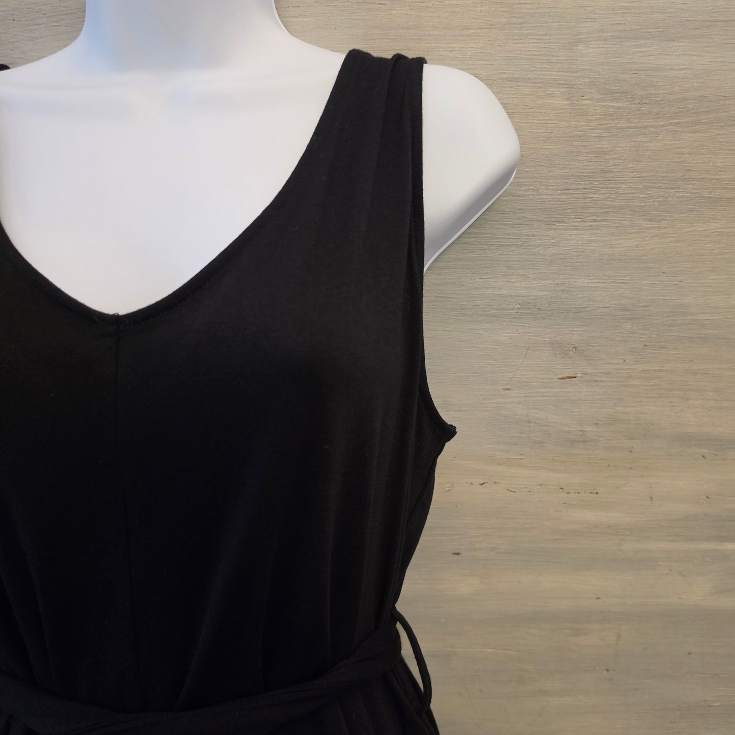 Sucolan Black Sleeveless Vneck Tie Waist Cropped Wide Leg Jumpsuit Size Large Good Condition