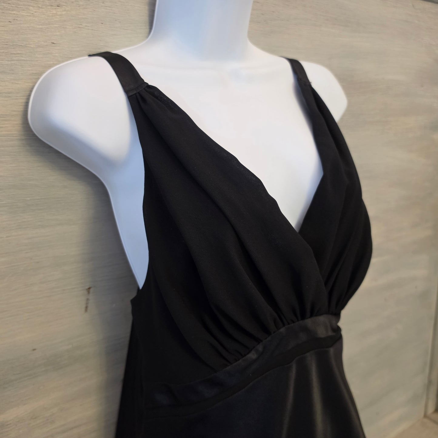 Jones New York Black Satiny Vneck Sleeveless Aline Mini Cocktail Dress Size Large Good Condition