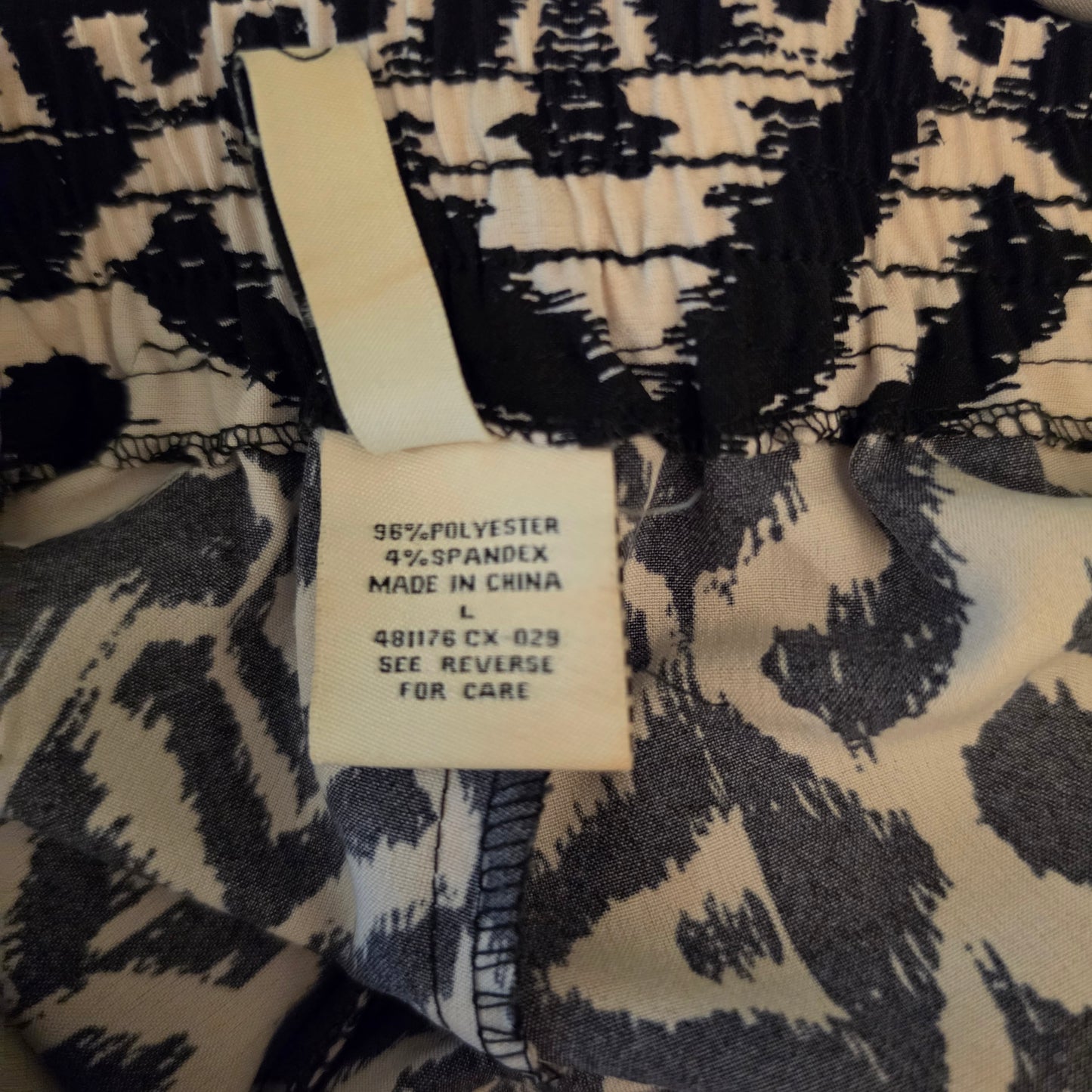 Spacey Girly Black/White Tribal Abstract Print Cropped Jogger Pants Size Large Good Condition