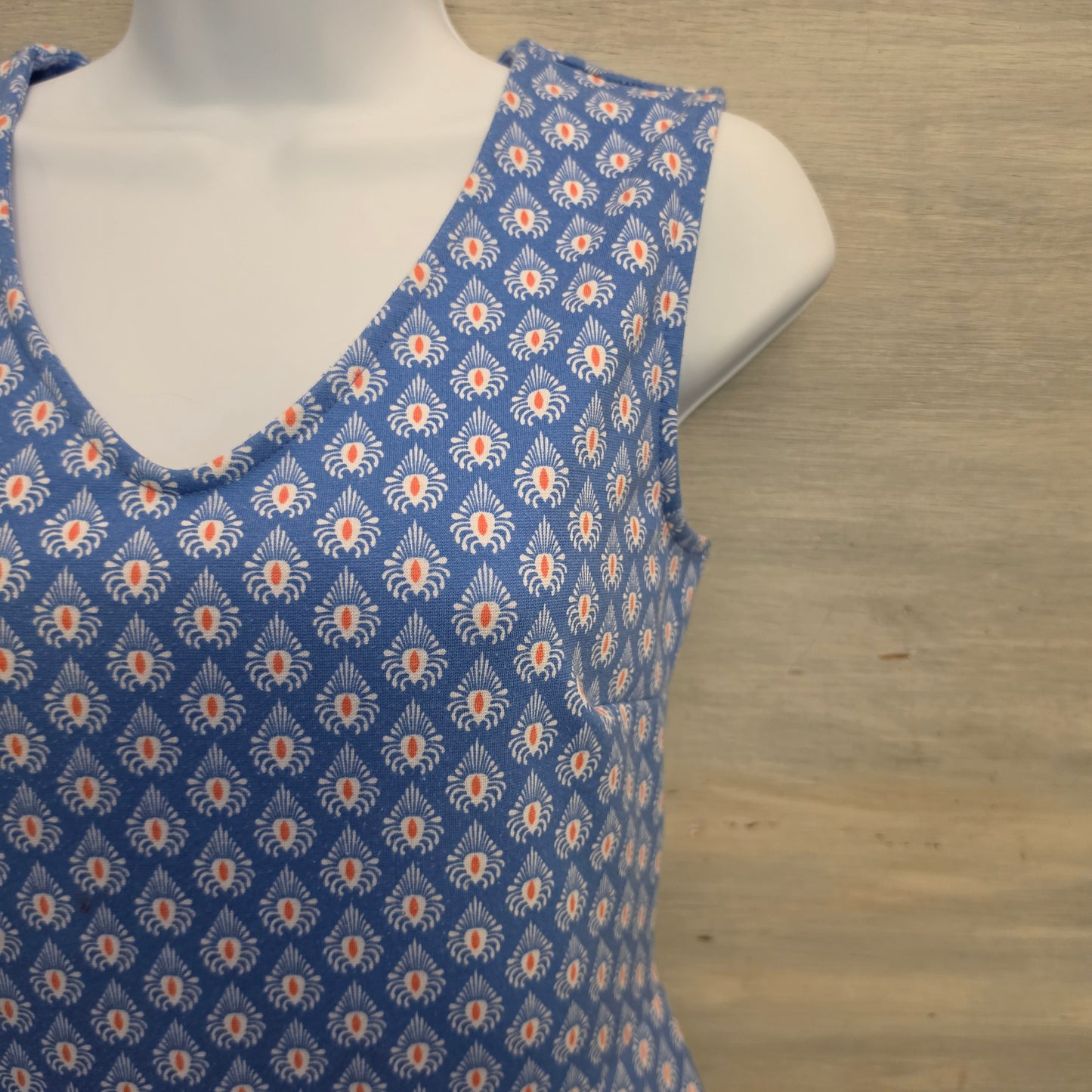Talbots Floral Medallion Print Vneck Sleeveless Knee Length Dress Size Small Good Condition